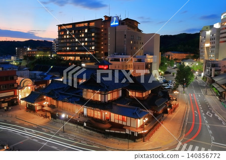 【愛媛郡】道後溫泉本館翻新後的夜景 【愛媛郡】道後溫泉本館翻新後的夜景 140856772