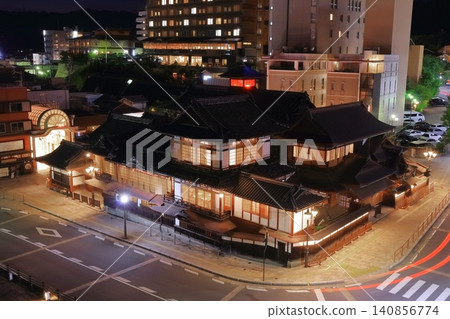 【愛媛郡】道後溫泉本館翻新後的夜景 【愛媛郡】道後溫泉本館翻新後的夜景 140856774
