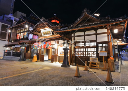 【愛媛郡】道後溫泉本館翻新後的夜景 【愛媛郡】道後溫泉本館翻新後的夜景 140856775