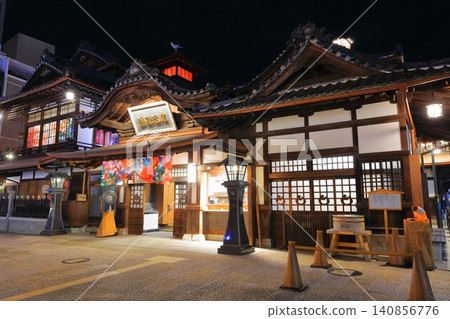 【愛媛郡】道後溫泉本館翻新後的夜景 【愛媛郡】道後溫泉本館翻新後的夜景 140856776