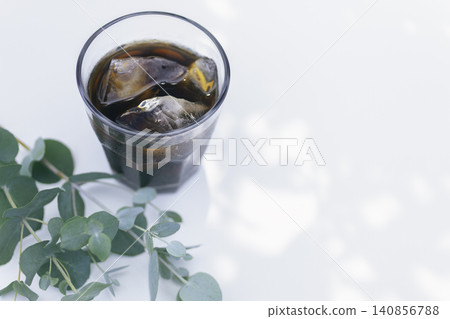 尤加利葉和冰咖啡：一張清爽的夏日餐桌照片。白色背景。留有文字空間。 140856788