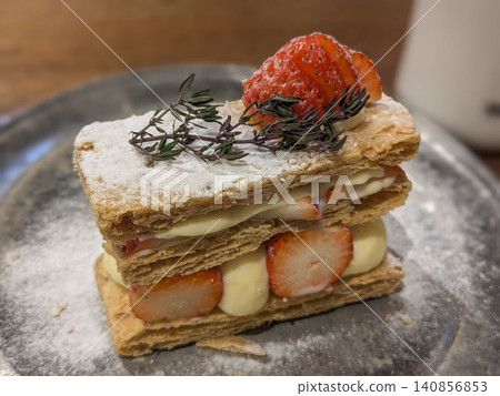 Strawberry mille-feuille and custard cream Strawberry mille-feuille and custard cream 140856853