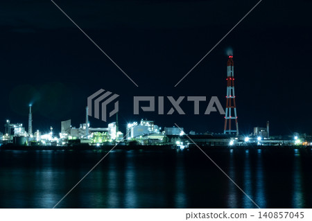 夜幕下的四日市工業園區,高聳的紅白相間煙囪格外引人注目。 夜幕下的四日市工業園區,高聳的紅白相間煙囪格外引人注目。 140857045
