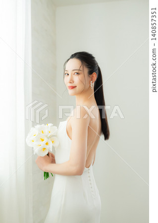 穿著白色洋裝的年輕女子 穿著白色洋裝的年輕女子 140857351