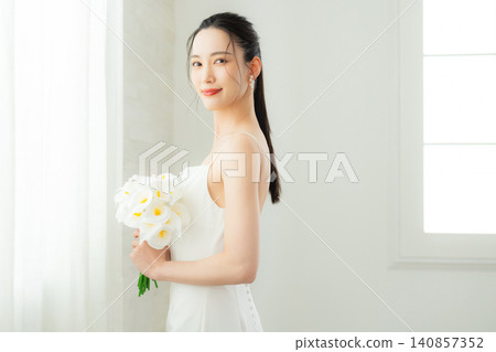 穿著白色洋裝的年輕女子 穿著白色洋裝的年輕女子 140857352