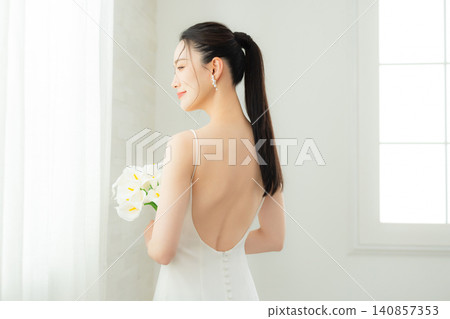 穿著白色洋裝的年輕女子 140857353