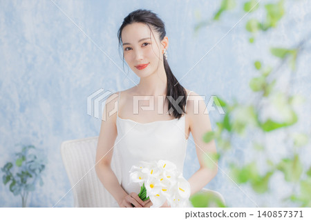 穿著婚紗的年輕女子 穿著婚紗的年輕女子 140857371