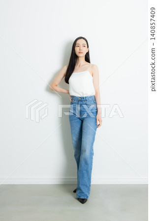 一位身穿牛仔褲的女模特 140857409