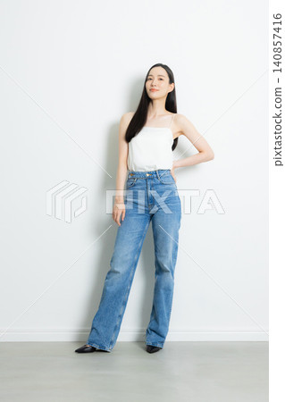 一位身穿牛仔褲的女模特 一位身穿牛仔褲的女模特 140857416