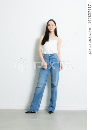 一位身穿牛仔褲的女模特 140857417