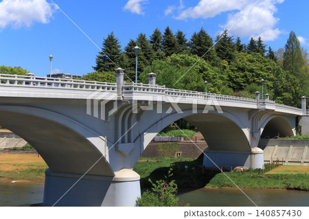仙台大橋和廣瀨川,綠樹成蔭,藍天白雲(宮城縣仙台市) 仙台大橋和廣瀨川,綠樹成蔭,藍天白雲(宮城縣仙台市) 140857430