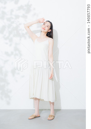 穿著白色洋裝的年輕女子 140857793