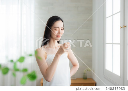 在窗台的少婦飲用水 在窗台的少婦飲用水 140857983