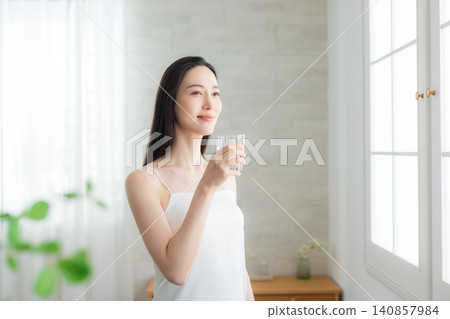 在窗台的少婦飲用水 140857984