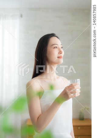 在窗台的少婦飲用水 在窗台的少婦飲用水 140857985