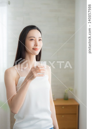 在窗台的少婦飲用水 在窗台的少婦飲用水 140857986