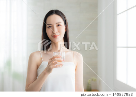 在窗台的少婦飲用水 在窗台的少婦飲用水 140857988