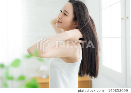 一個女人撫摸她的頭髮 一個女人撫摸她的頭髮 140858099