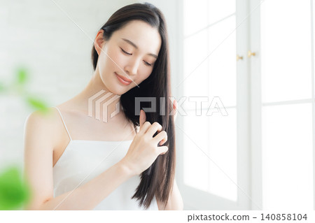 一個女人撫摸她的頭髮 一個女人撫摸她的頭髮 140858104