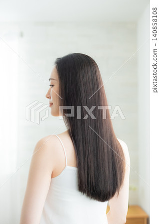 一個女人撫摸她的頭髮 一個女人撫摸她的頭髮 140858108