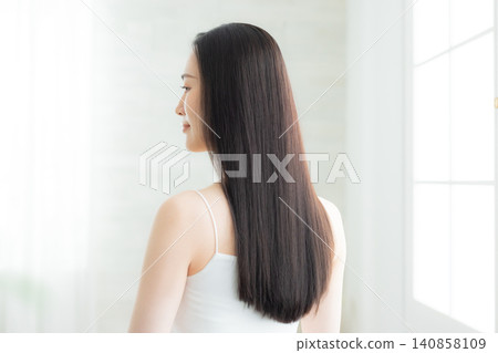 一個女人撫摸她的頭髮 一個女人撫摸她的頭髮 140858109