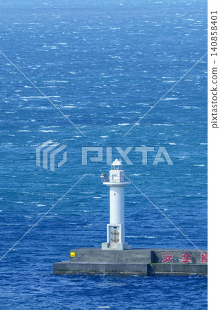 北海道最北端的海景照片,照片中可以看到北海道宗谷漁港西防波堤上的燈塔和泛著白浪的藍色大海。 北海道最北端的海景照片,照片中可以看到北海道宗谷漁港西防波堤上的燈塔和泛著白浪的藍色大海。 140858401