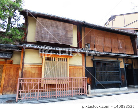 花見小路，京都祇園後方的一條狹窄巷道，兩側是迷人的木造建築。 140858525