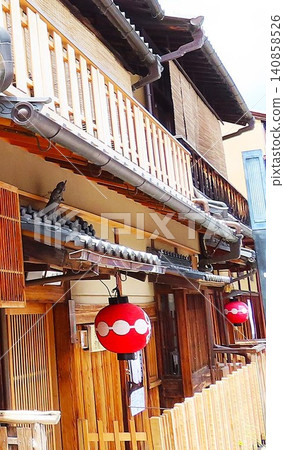 花見小路，京都祇園後方的一條狹窄小巷，兩旁林立著迷人的木製建築，並掛滿了紅燈籠。 140858526