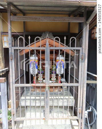 京都的一處景色,位於京都祗園的花見小路,花見小路後巷裡的一座小神社,是一座神道教神社。 京都的一處景色,位於京都祗園的花見小路,花見小路後巷裡的一座小神社,是一座神道教神社。 140858527