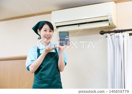 A female staff member introduces the cleaning fees. 140858779