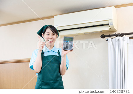 A female staff member explains the key points of the air conditioner cleaning fee. 140858781
