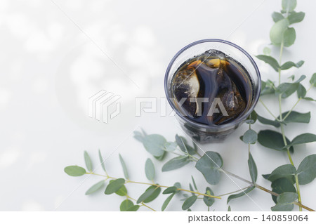一張充滿夏日氣息的清新照片,畫面中點綴著尤加利葉和冰咖啡。照片為白色背景的桌面擺拍,留有文字空間。 一張充滿夏日氣息的清新照片,畫面中點綴著尤加利葉和冰咖啡。照片為白色背景的桌面擺拍,留有文字空間。 140859064