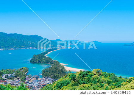京都的天橋立，沐浴在春天清新的綠意之中。 140859455