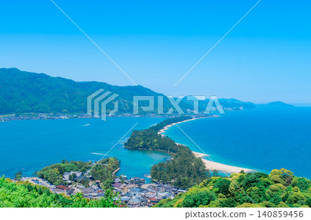 京都的天橋立,沐浴在春天清新的綠意之中。 京都的天橋立,沐浴在春天清新的綠意之中。 140859456