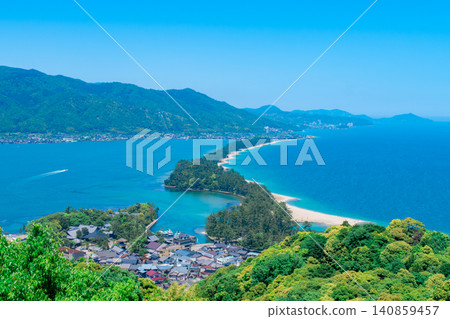 京都的天橋立,沐浴在春天清新的綠意之中。 京都的天橋立,沐浴在春天清新的綠意之中。 140859457