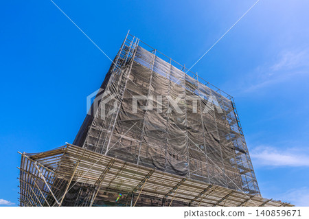 Large-scale renovation work on an apartment building in Yokohama, Japan. Measures include no smoking, wearing of protective helmets, and attention to footing. Accident-free completion and 5S movement. Large-scale renovation work on an apartment building in Yokohama, Japan. Measures include no smoking, wearing of protective helmets, and attention to footing. Accident-free completion and 5S movement. 140859671