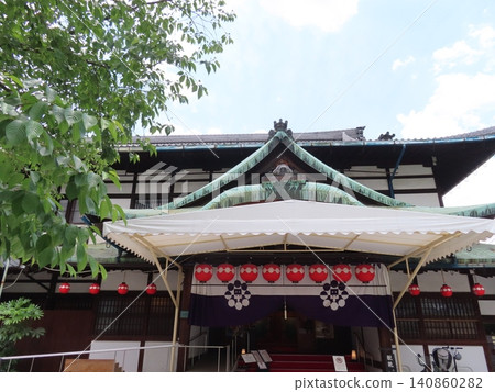 祗園甲部歌舞連場(原名八坂會館)是藝伎舞伎練習唱歌跳舞的劇場,讓人們得以一窺京都藝伎區的文化。 祗園甲部歌舞連場(原名八坂會館)是藝伎舞伎練習唱歌跳舞的劇場,讓人們得以一窺京都藝伎區的文化。 140860282