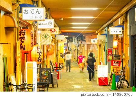 東京JR高塚寺站附近鐵軌下方,是個氛圍獨特的幽深飲酒區。 東京JR高塚寺站附近鐵軌下方,是個氛圍獨特的幽深飲酒區。 140860703