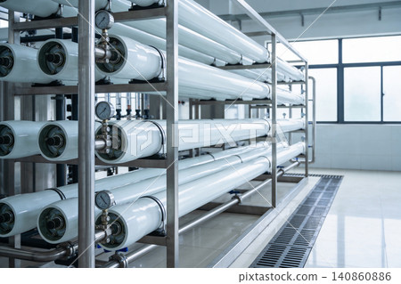 Industrial water filtration system with multiple membrane housings and pressure gauges 140860886