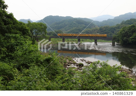 白眉線115系列車駛過綠意盎然的高橋川 白眉線115系列車駛過綠意盎然的高橋川 140861329