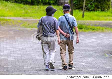 日本橫濱：戴口罩的城市景觀…老化社會…男女老少都戴著口罩走在街上…= 橫濱市 140861444
