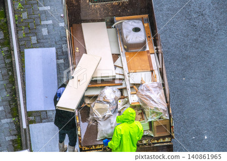 日本橫濱市，公寓正在進行翻修。建築垃圾被一輛接一輛地裝上卡車。 （橫濱市） 140861965