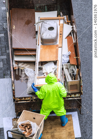 公寓翻修。廢料一輛接一輛地被裝上卡車 = 橫濱市 公寓翻修。廢料一輛接一輛地被裝上卡車 = 橫濱市 140861976