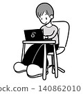 一名男子正在使用電腦（有陰影） 140862010