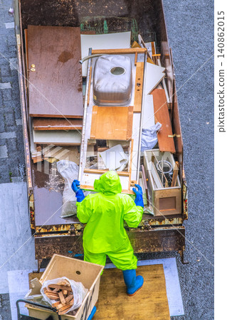 Apartment renovation. Waste materials are being loaded onto trucks one after another = Yokohama City Apartment renovation. Waste materials are being loaded onto trucks one after another = Yokohama City 140862015