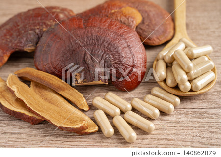 Lingzhi or Reishi mushroom with capsules, organic natural healthy food. Lingzhi or Reishi mushroom with capsules, organic natural healthy food. 140862079