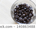 在杯子的咖啡豆 140863488