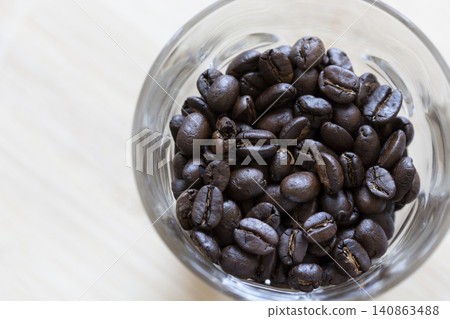 在杯子的咖啡豆 在杯子的咖啡豆 140863488