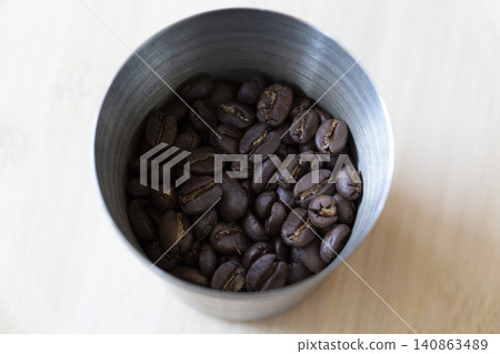 在杯子的咖啡豆 在杯子的咖啡豆 140863489