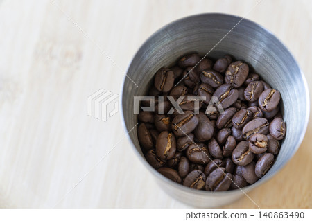 在杯子的咖啡豆 140863490